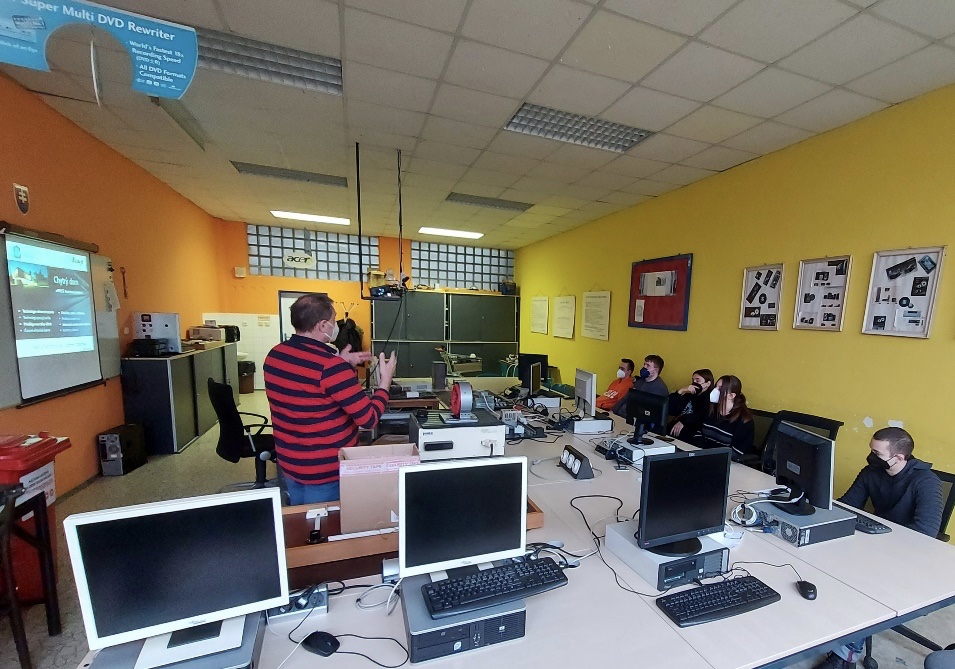 Prezentácia- inteligentná elektroinštalácia iNELS na SOŠ technickej v Dunajskej Strede
