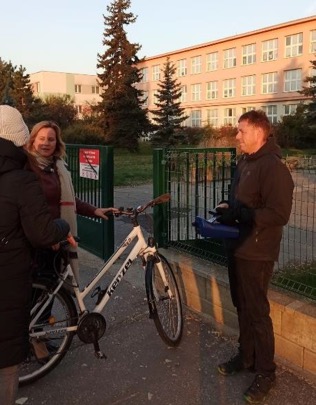 Meranie ultrajemných častíc z dopravy pred areálom ZŠ J. A. Komenského v Seredi, v Trnavskom kraji - bike1