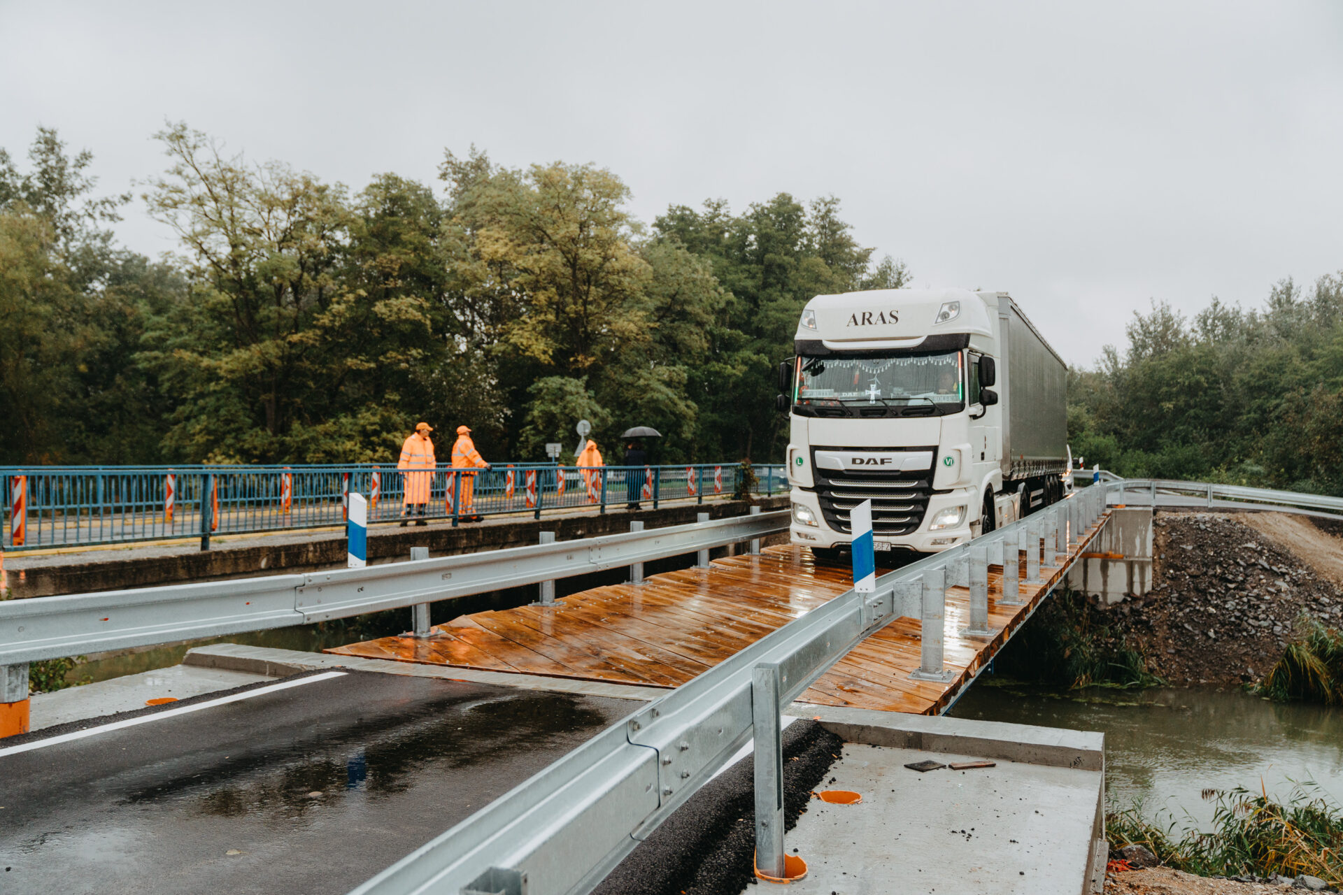Župa odštartovala rekonštrukciu mosta vo Veľkých Úľanoch, doprava je zachovaná vďaka užitočnému dočasnému premosteniu