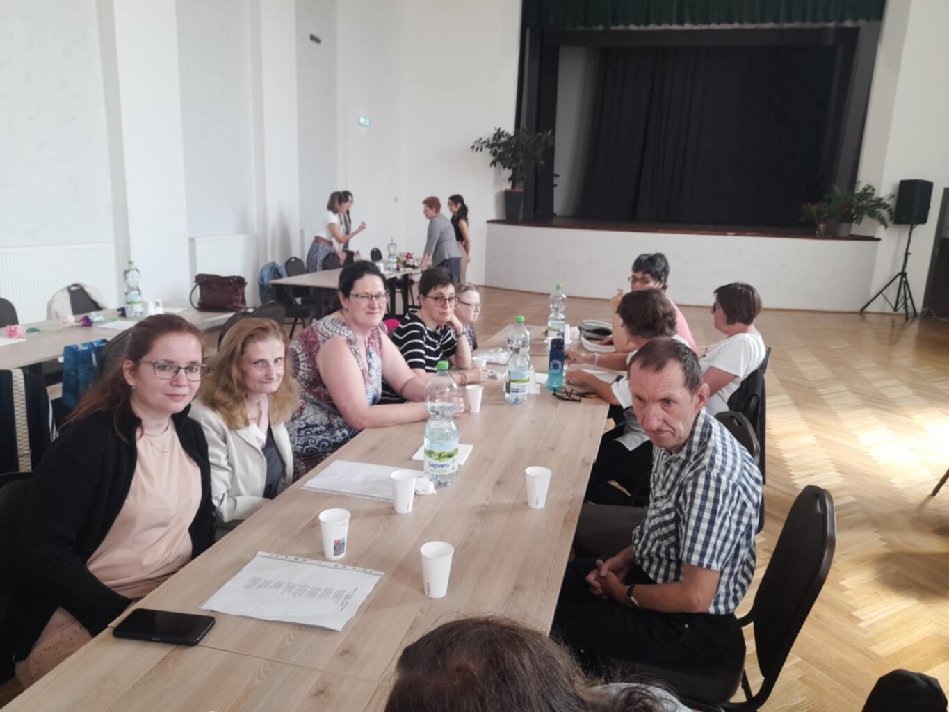 Klienti netrpezlivo čakajú na začiatok recitácie