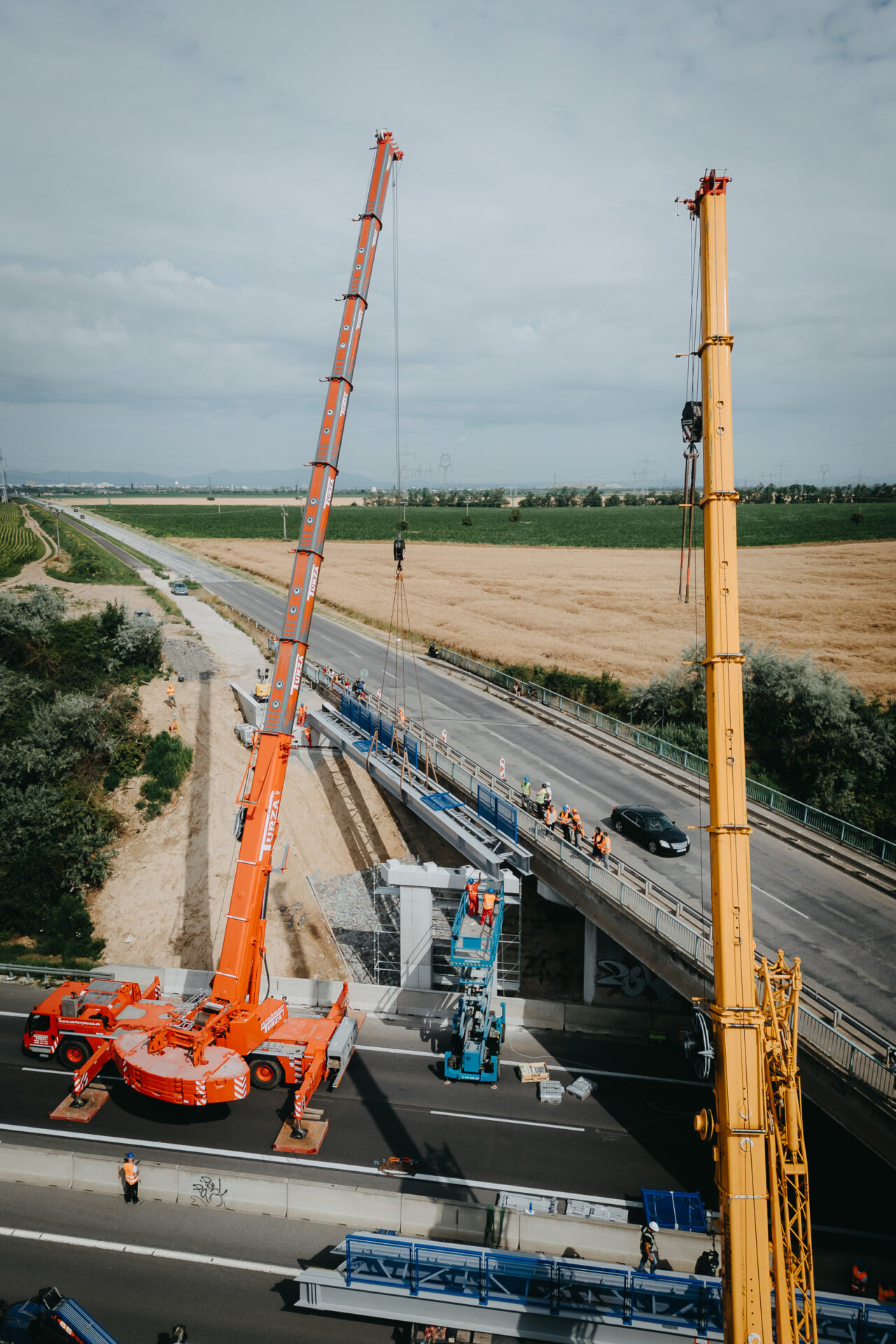 Nad diaľnicou D1 pri Zavare osádzajú 90-metrový cyklomost. Župa zvyšuje bezpečnosť prepojenia Trnavy a Vážskej cyklomagistrály.