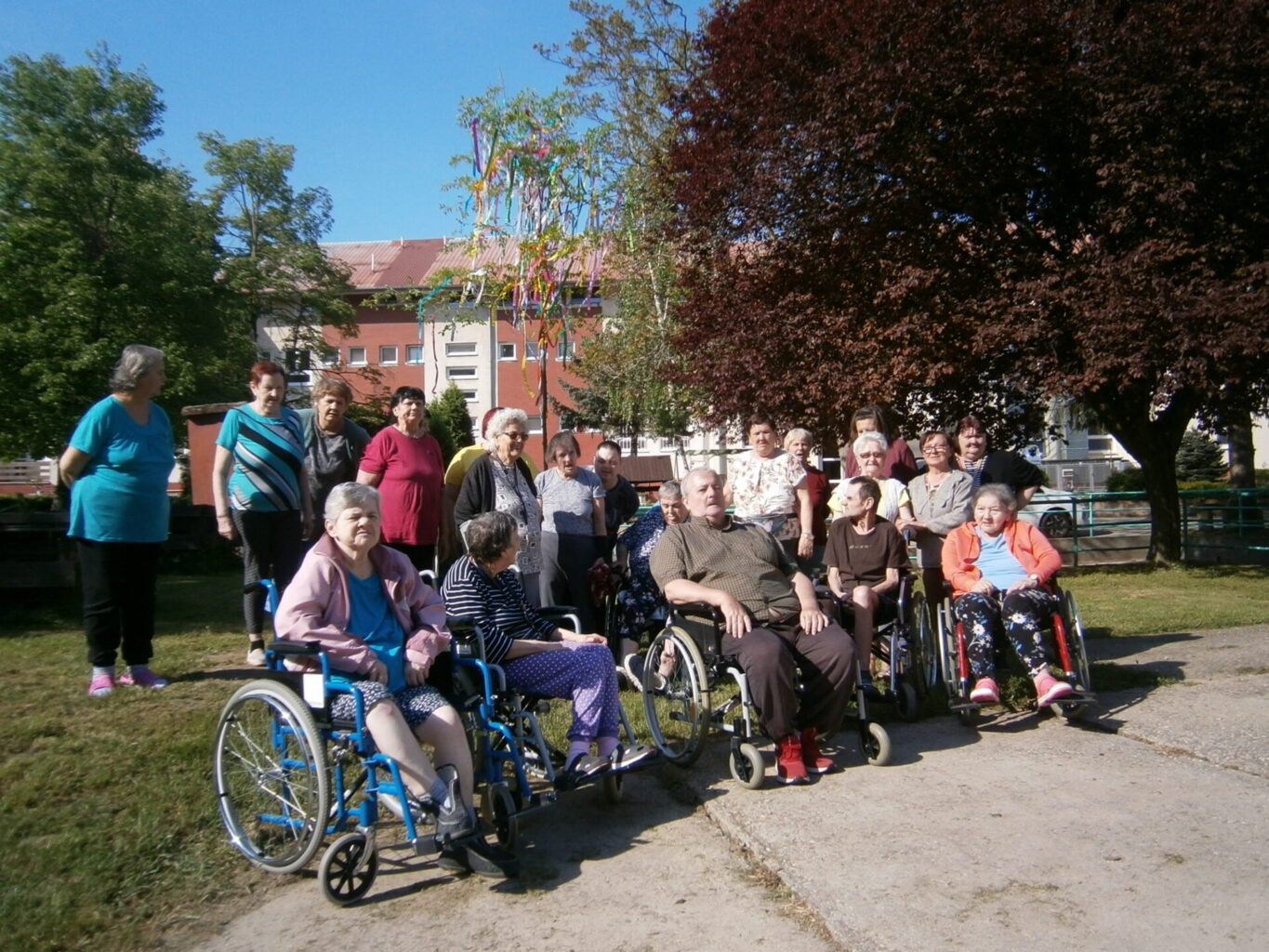 Spoločná fotka pred májovym stromom