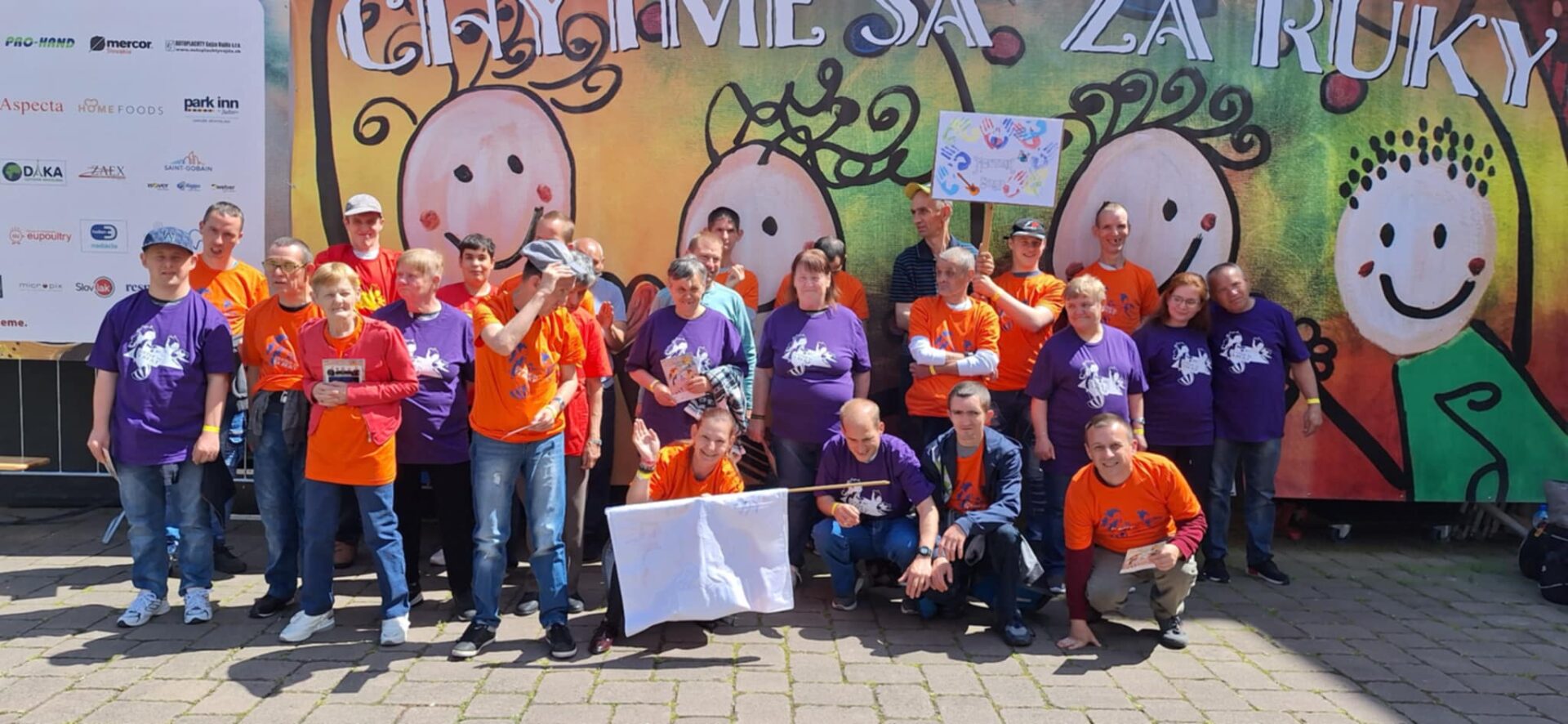 Spoločné fotenie pred plagátom