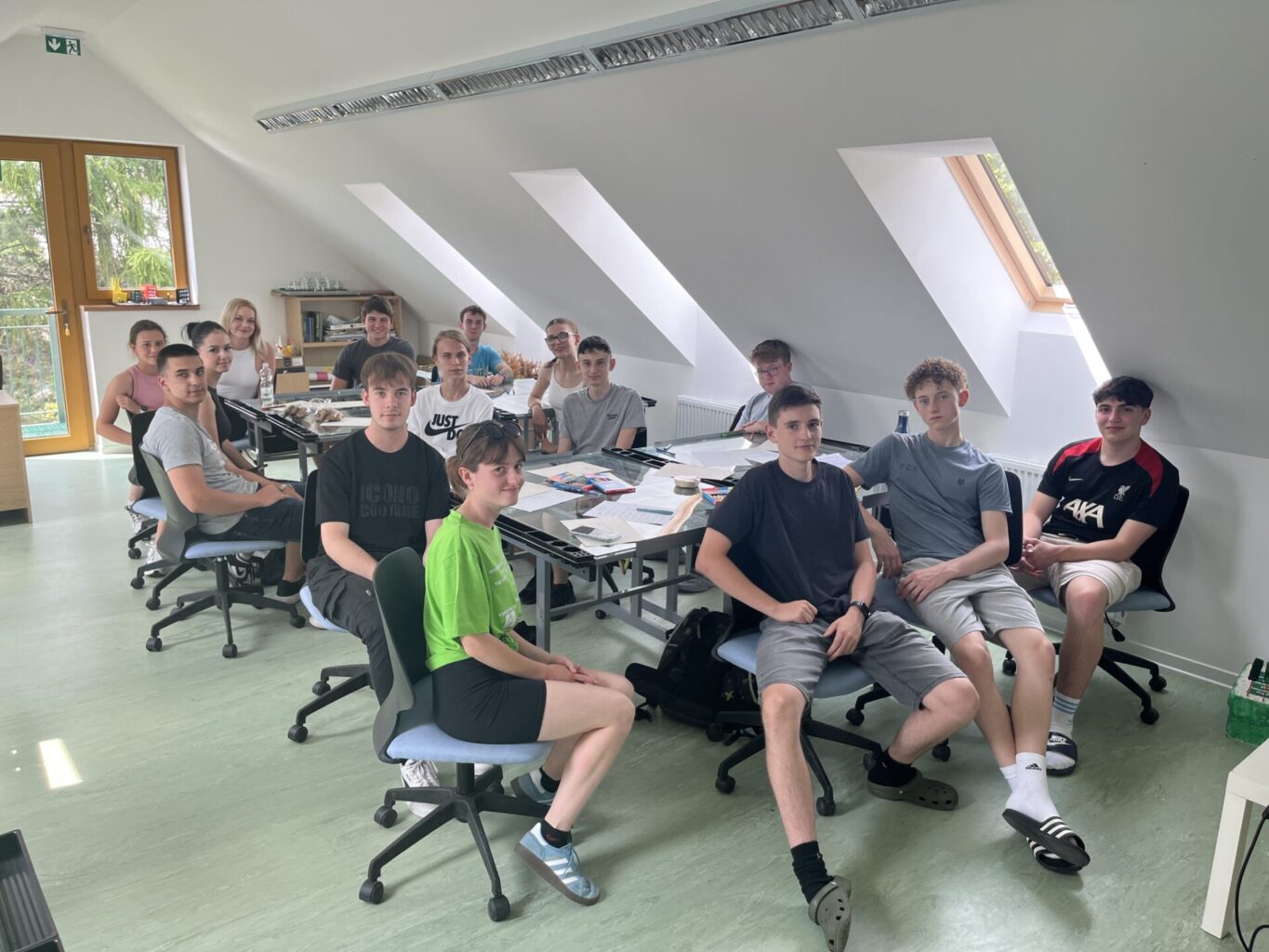 Študenti pracujúci na projekte