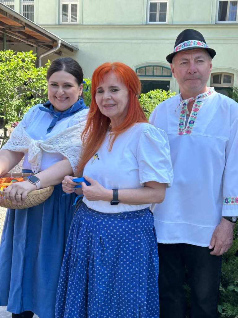 Zamestnankyne DSS Zavar spolu s klientom pri stavaní mája