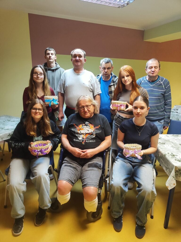 Žiaci a príjimatelia s hotovymi košíkmi