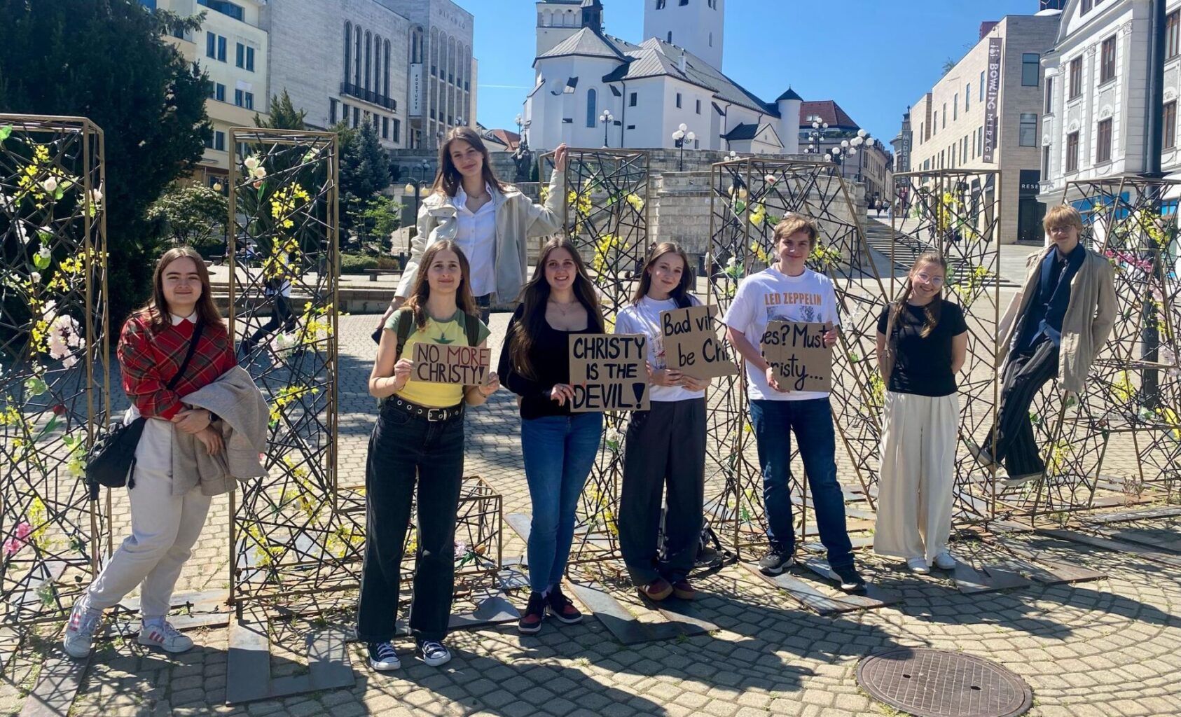 foto študentov na námestí v Žiline