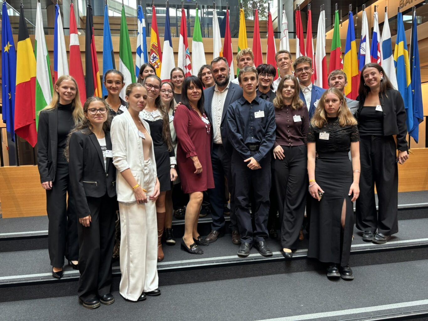 žiaci s europoslancom p. Wiezikom
